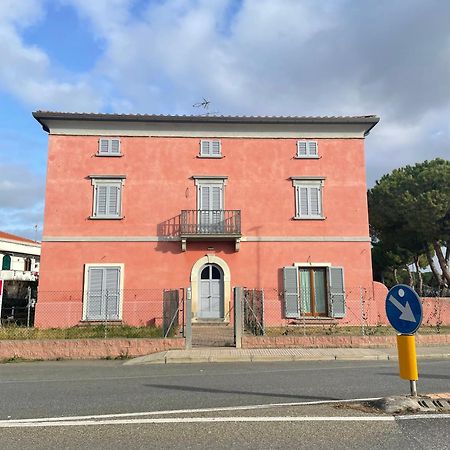 Casa Vacanze Le Due Torri Vada Exterior foto